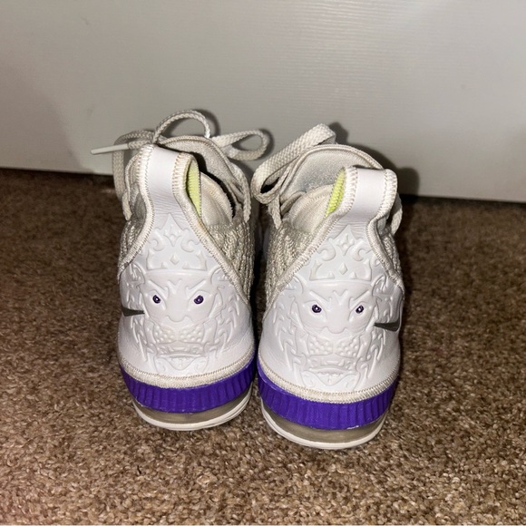 LeBron 16 basketball shoes - Picture 3 of 5
